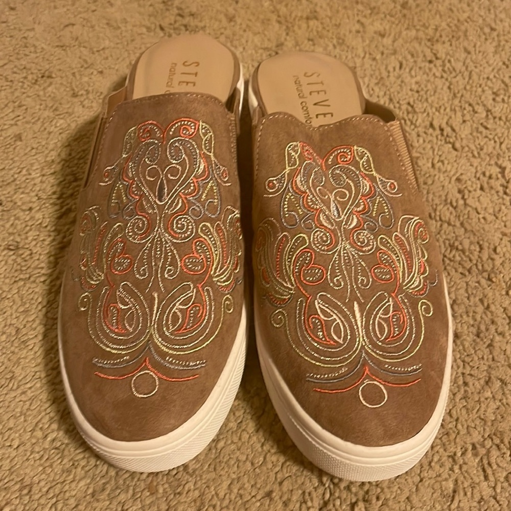 Sneakers, embroidered mules by Steven natural comfort